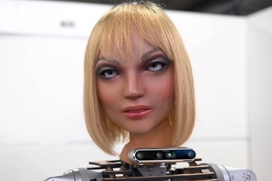 Robot có thể giao tiếp bằng 120 ngôn ngữ